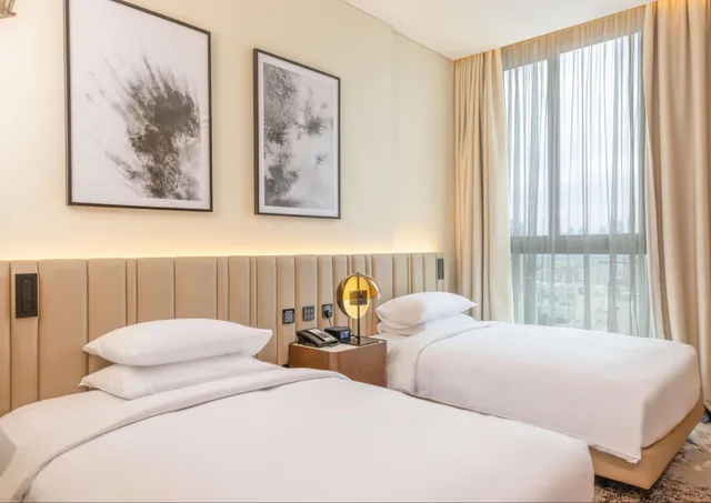 جناح بسريرين مزدوجين بإطلالة على البحر بغرفة نوم واحدة للمدخنين، Embassy Suites By Hilton Doha Old Town 1/2