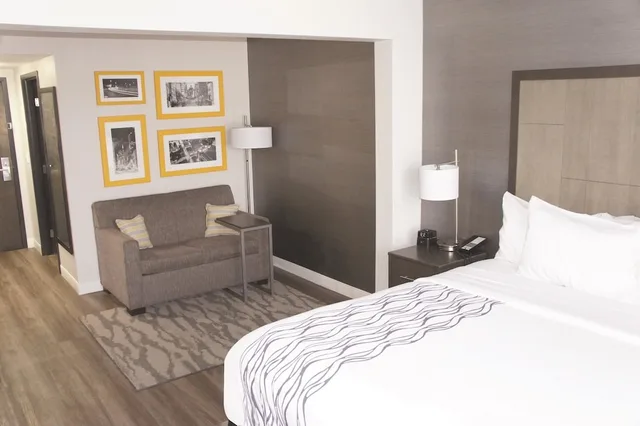 غرفة ديلوكس بسرير كينج، La Quinta Inn and Suites by Wyndham Raleigh Downtown North 2/4