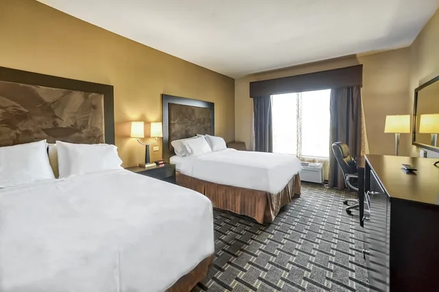 جناح بسريرين كوين مع أريكة بمنطقة جلوس لذوي الإعاقة، Holiday Inn Express Suites Beeville 3/10