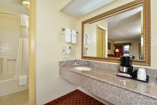 جناح بسرير كينج مع أريكة بحوض جاكوزي للمدخنين، Americas Best Value Inn Brookhaven 3/4