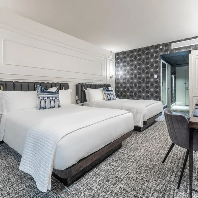 غرفة بسرير كينج وسريرين كوين، L Hotel Du Capitole 1/9