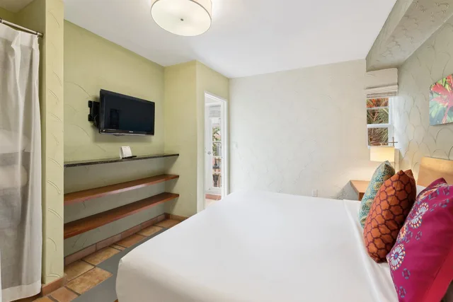 جناح جونيور، Kasa El Paseo Miami Beach 1/1