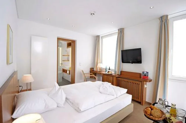 غرفة كومفورت بسرير كوين، Baseler Hof Hotel 1/3