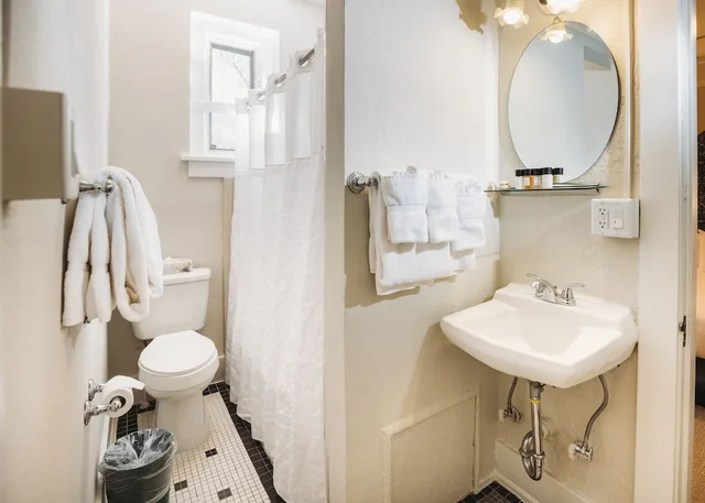 غرفة كلاسيكية عائلية بسرير كينج وسريرين كوين، HOTEL COLORADO 6/6