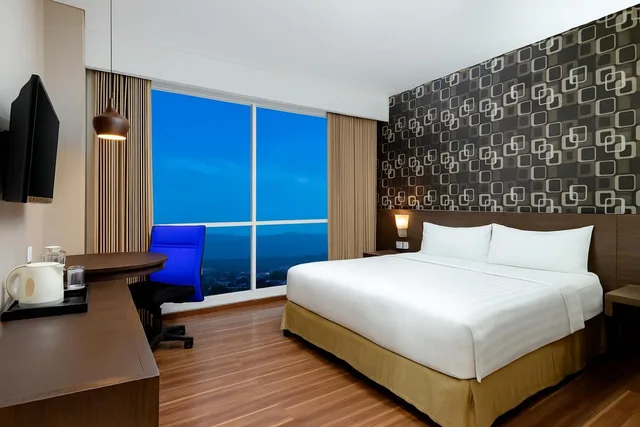 غرفة ديلوكس بسرير كينج، Aston Jember Hotel and Conference Center 2/6