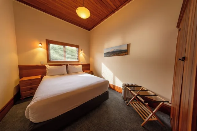 كوخ بسرير كينج وسرير كوين وسريرين منفصلين، Powderhorn Chateau 7/10