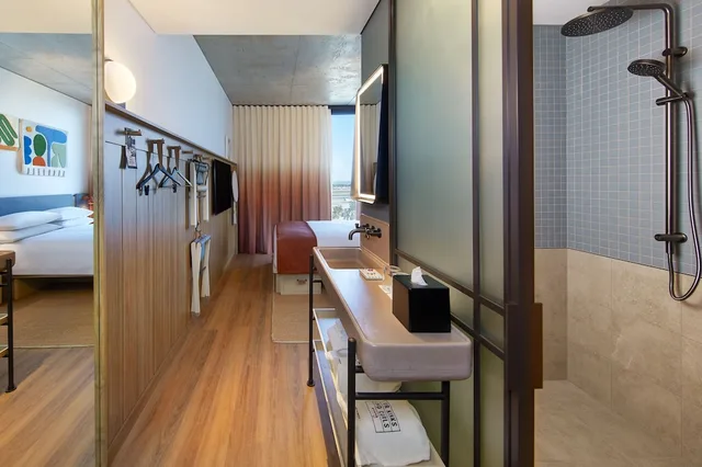 Moxy, Guest Room, Queen Bed, Airport View, High Floor، Moxy Sydney Airport 2/2