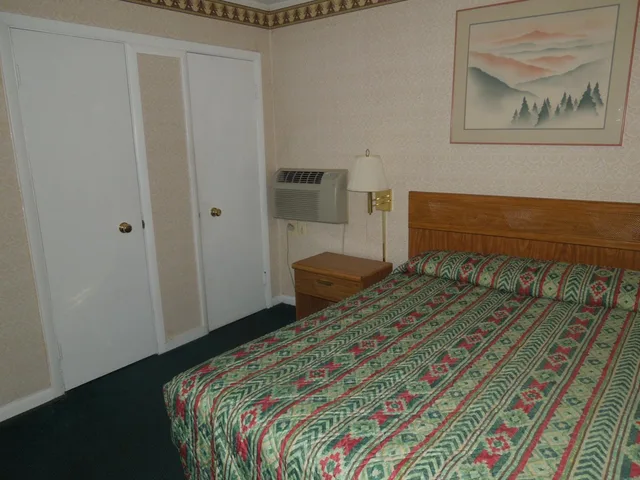 غرفة قياسية بسرير كينج، Value Inn 2/4