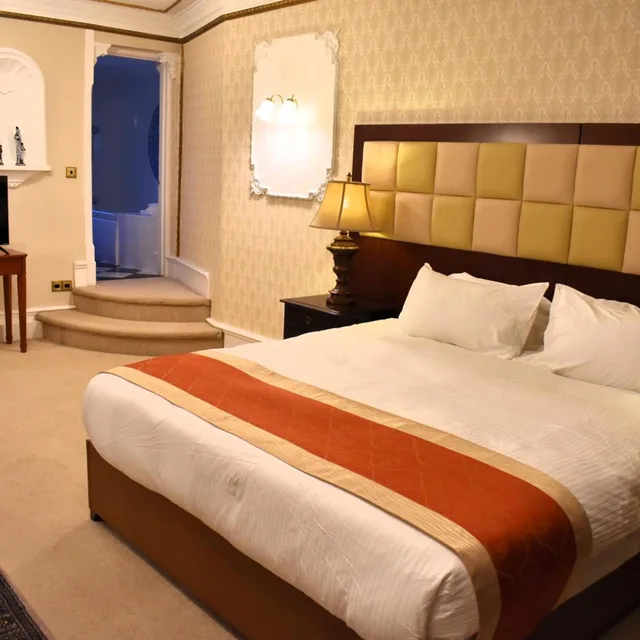 جناح جونيور، Botleigh Grange Hotel 8/8