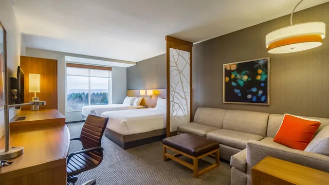 غرفة بسريرين كوين مع أريكة في طابق مرتفع، Hyatt Place Blacksburg / University 1/1