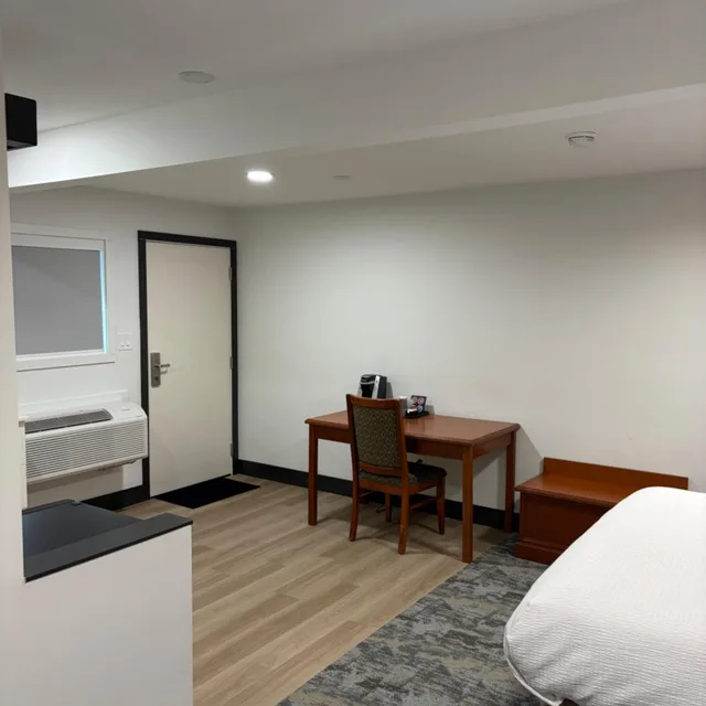 جناح بزنس بسريرين كوين مع أريكة، Travelodge by Wyndham Langley 6/10