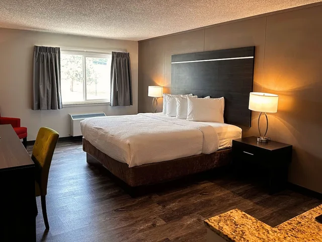 غرفة قياسية مفردة بسرير كينج، Rocky Mountain Hotel And Conference Center 4/10