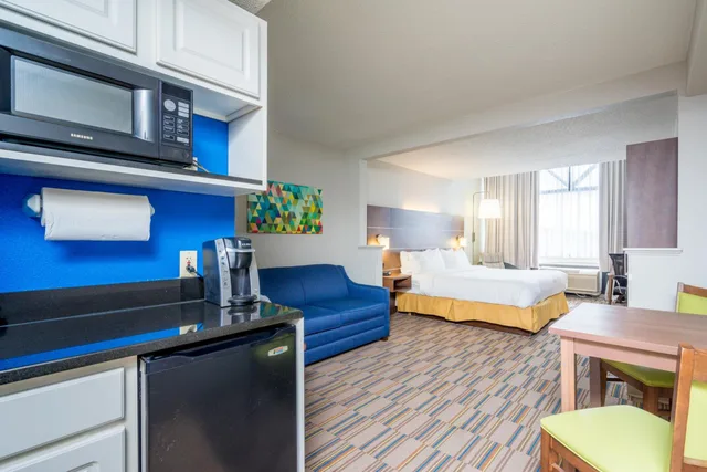 جناح بسرير كينج مع أريكة لذوي الإعاقة، Holiday Inn Express Hotel Suites Quakertown 1/2
