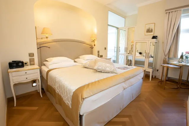 غرفة رومانسية بسرير كينج بإطلالة على المدينة بحوض استحمام، Schloss Monchstein Hotel 2/9