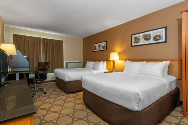 Room, 2 Double Beds, Comfort Inn Orillia 1/2