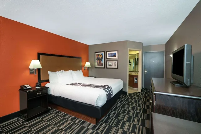 جناح عائلي بسرير كينج، La Quinta Inn & Suites by Wyndham Memphis Airport Graceland 1/2