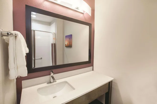 غرفة بسريرين كوين بحوض استحمام لذوي الإعاقة، La Quinta Inn & Suites By Wyndham San Marcos Outlet Mall 3/4