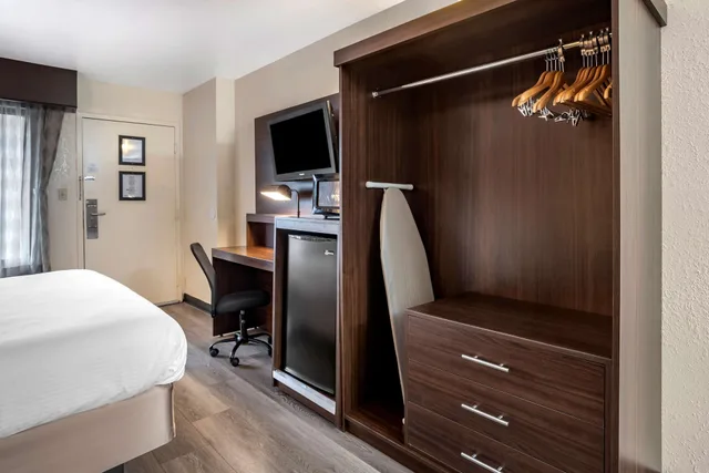 غرفة قياسية بسرير كينج للمدخنين، Best Western Salisbury Plaza 5/8