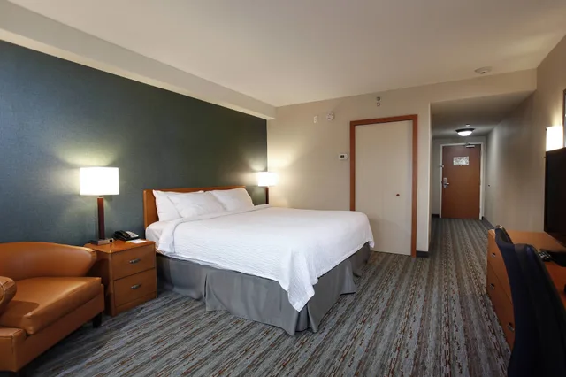 جناح تنفيذي بسرير كينج مع أريكة، Fairfield Inn And Suites Sudbury 2/4