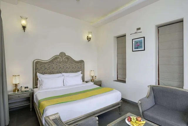 Royal, Heritage, Suite, King Bed, Lake View, Balcony، Treebo Brahma Niwas By The Lake 1/1