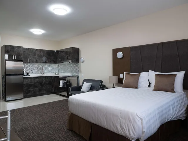 جناح بسرير كوين مع أريكة، Hotel Montreal Metropolitan, an Ascend Collection Hotel 2/2