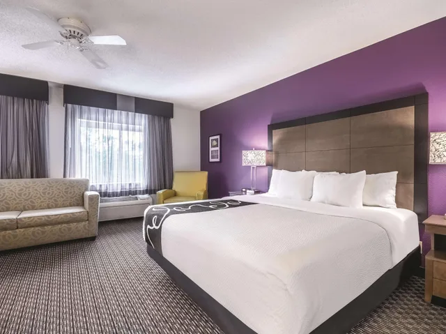جناح ديلوكس بسرير كينج، La Quinta Inn & Suites by Wyndham Hartford - Bradley Airport 1/3