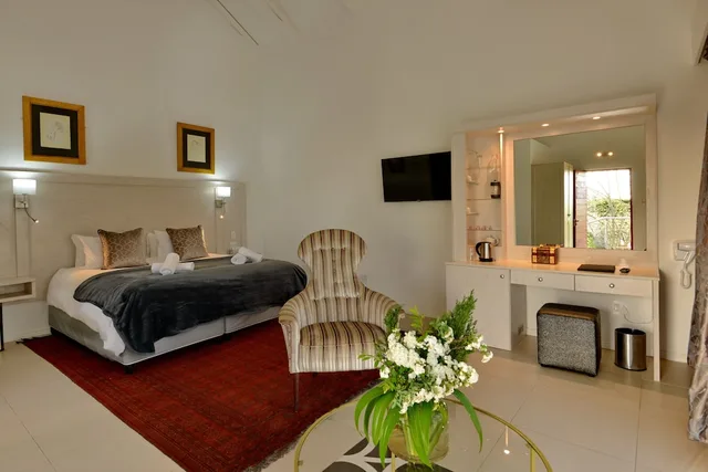 غرفة كلاسيكية بسريرين منفصلين وسرير كينج بغرفة نوم واحدة في الملحق، Val Du Charron Coach House 2/7