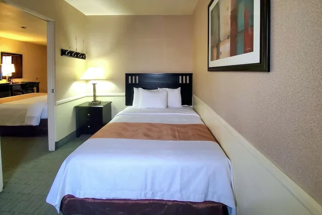 Suite, 1 Double and 2 Queen Beds، Quality Inn & Suites Anaheim at the Park 2/4