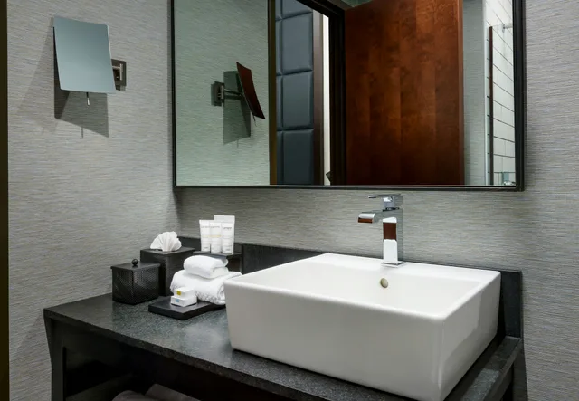 جناح جونيور بسرير كينج، Joinery Hotel Pittsburgh, Curio Collection by Hilton 2/2