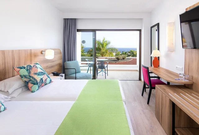 غرفة سوبيريور بسرير مزدوج بإطلالة على البحر بشرفة، Hotel Costa Calero Thalasso Spa 1/10