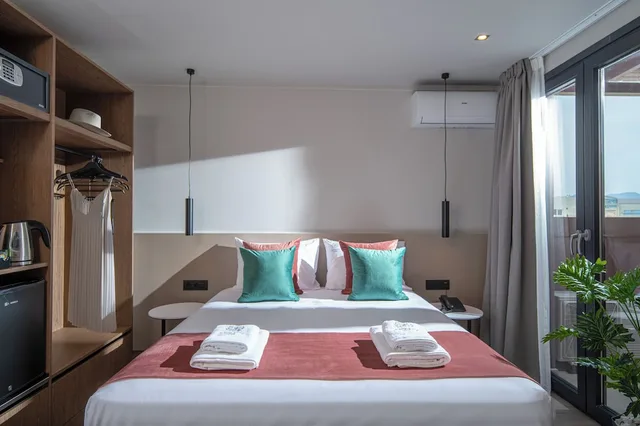 غرفة أساسية بسرير مزدوج بغرفة نوم واحدة بإطلالة جزئية على البحر، Infinity City Boutique Hotel 3/10