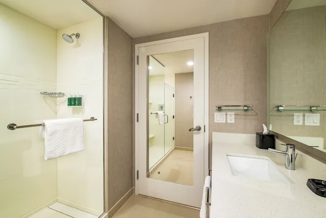 جناح بسريرين كوين بإطلالة على المدينة بغرفة نوم واحدة مع أريكة، Residence Inn Houston Medical Center Nrg Park Ex Residence Inn By Marriott Me 3/3