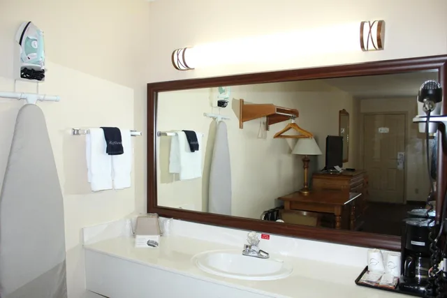 Room, King Bed, Gazebo Inn 2/5