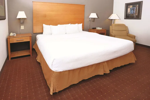 Room, King Bed, La Quinta Inn & Suites by Wyndham Norfolk 2/5