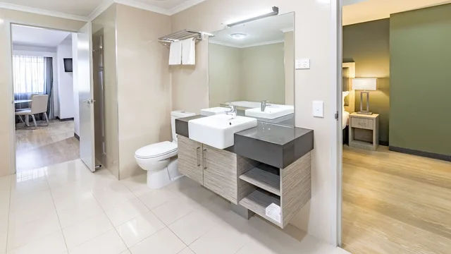 غرفة ديلوكس بسرير كينج مع أريكة، Courtyard by Marriott Darwin 4/4
