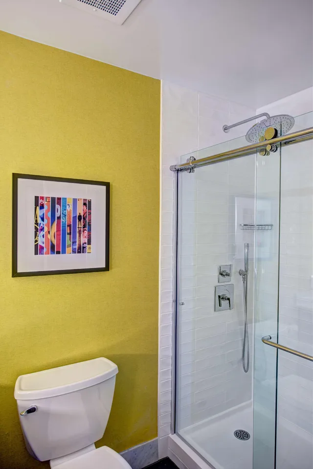Room, King Bed, Partial Water or Skyline View، Hilton Motif Seattle 9/10