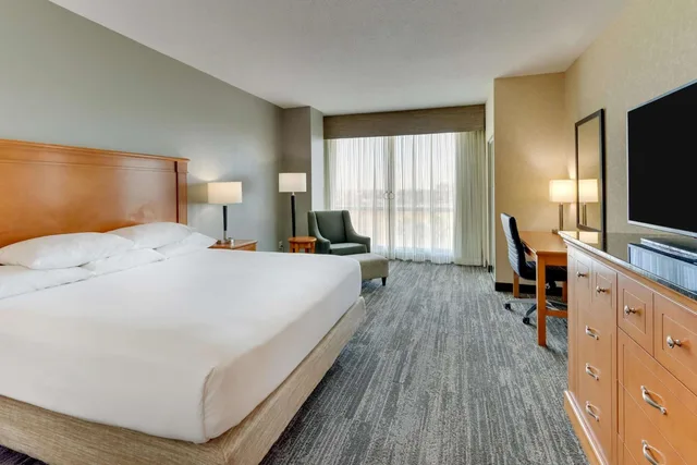 جناح بسرير كينج بغرفتين مع أريكة لذوي الإعاقة، Drury Inn & Suites Orlando 2/3