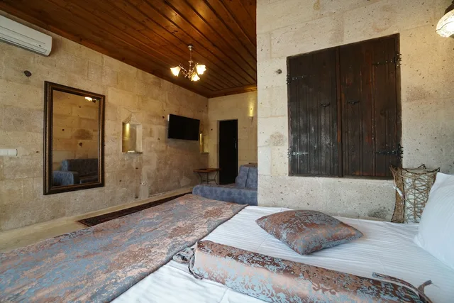 غرفة جونيور بسرير كينج وسرير فردي، Roma Cave Suite Hotel 7/10