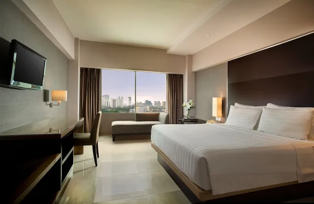 غرفة ديلوكس بسرير كوين، Hotel Santika Premiere Slipi Jakarta 2/3