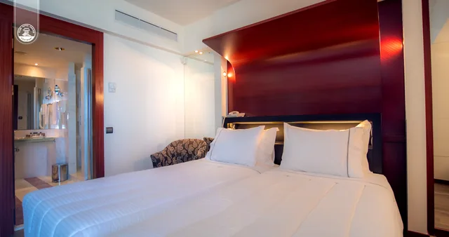 غرفة ديلوكس ثلاثية بإطلالة على البحر، Club Hotel Casino Loutraki 1/1
