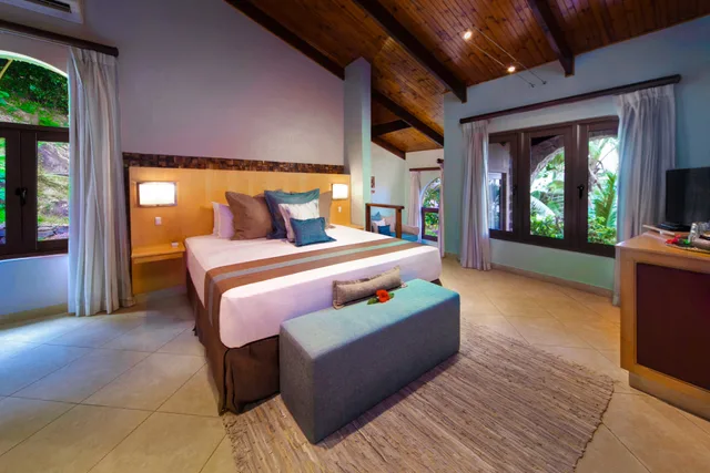 غرفة شهر العسل بسرير كينج، Coco de Mer Hotel and Black Parrot Suites 2/5