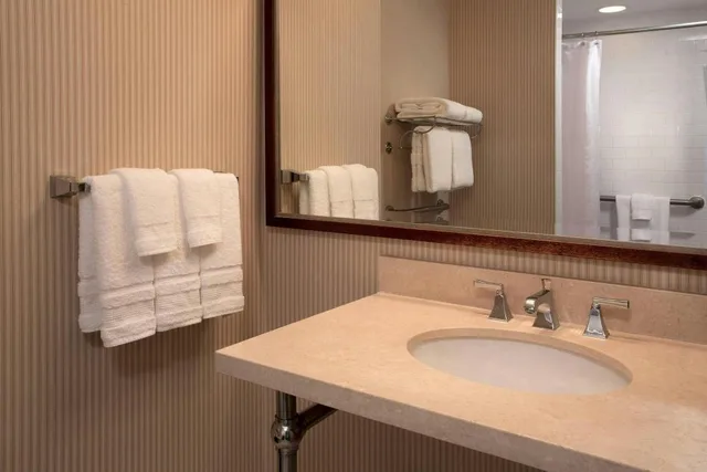 غرفة بسرير كينج مع أريكة، Sheraton Louisville Riverside Hotel 4/4