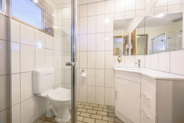 غرفة عائلية بسرير كوين وسرير فردي مع أريكة، Aat 28 Goldsmith Motel 4/5