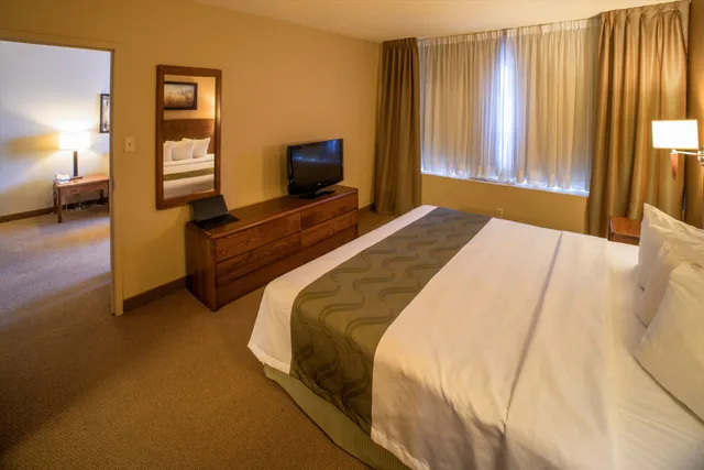 جناح بسرير كينج مع أريكة، Quality Inn & Suites P.E. Trudeau Airport 1/2