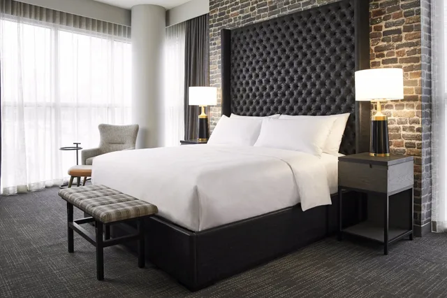 King Bed, Balcony, Den، Archer Hotel Tysons 2/5