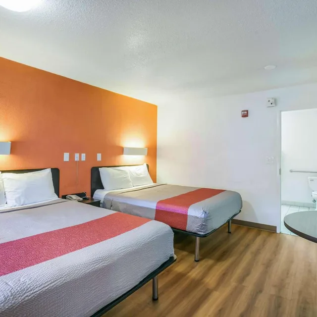 2 Queen Beds - Mobility Accessible Ri Shwr، Motel6 Dothan, AL 1/9