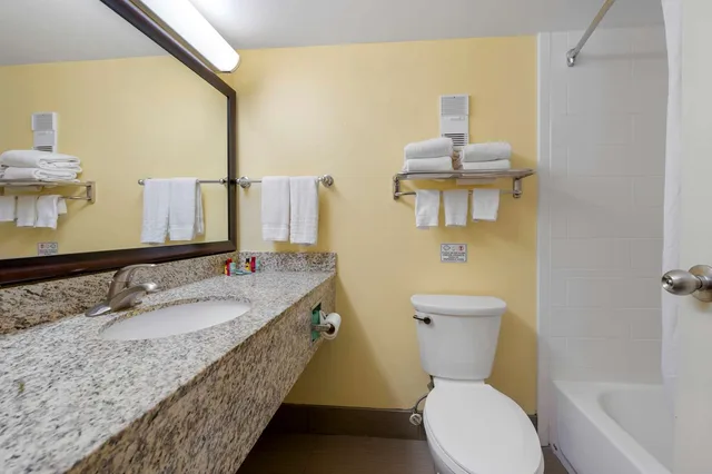 جناح بسرير كينج مع أريكة، Best Western Louisville East Inn & Suites 2/2