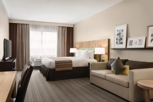 Open Plan, Suite, King Bed, Sofa، Country Inn and Suites By Radisson Belleville ON 2/5