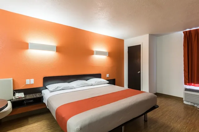 Standard, King Bed, Motel6 Uvalde, TX 8/10