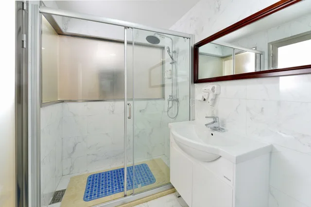 Business, Queen Bed, Yoyo International Apartment 7/10